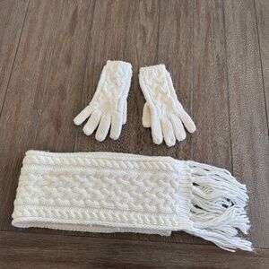 Women’s New York & Company Cable Knit Scarf and Gloves Set - White